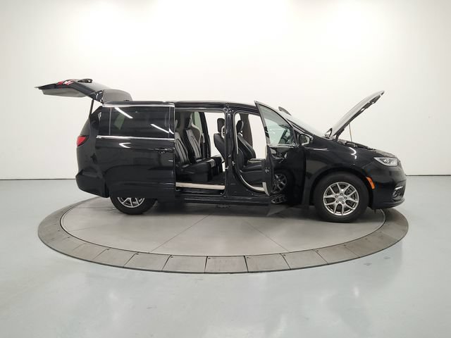 Used 2024 Chrysler Pacifica Touring-L FWD image 17
