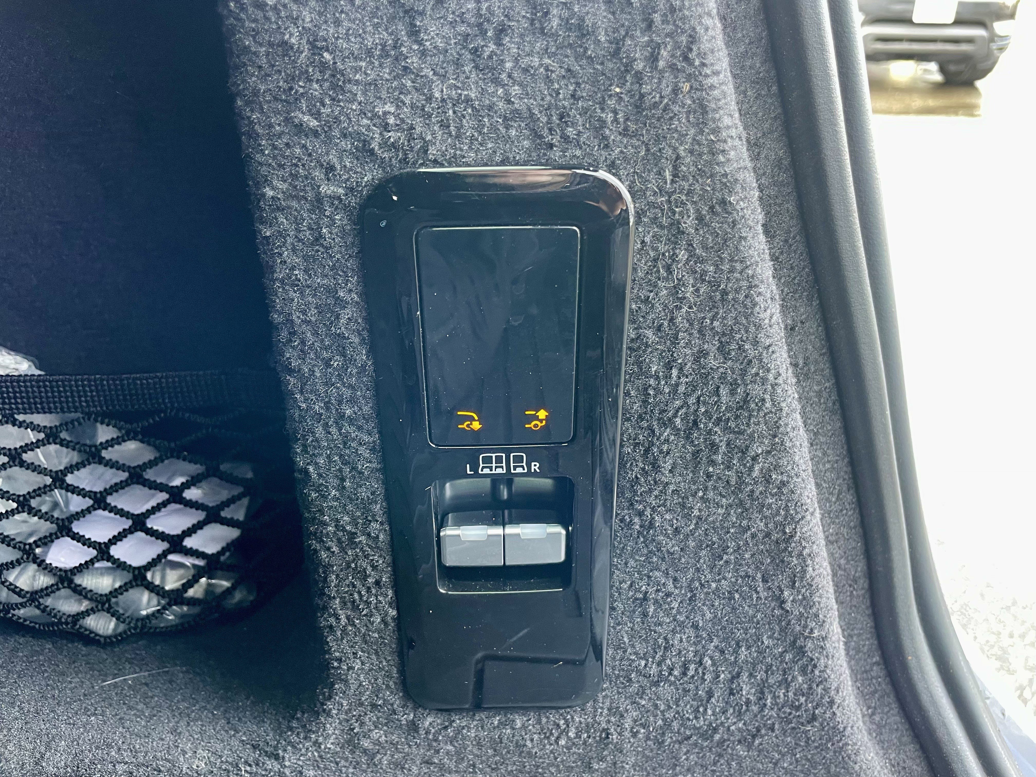 Used 2024 Land Rover Range Rover Sport SE image 37