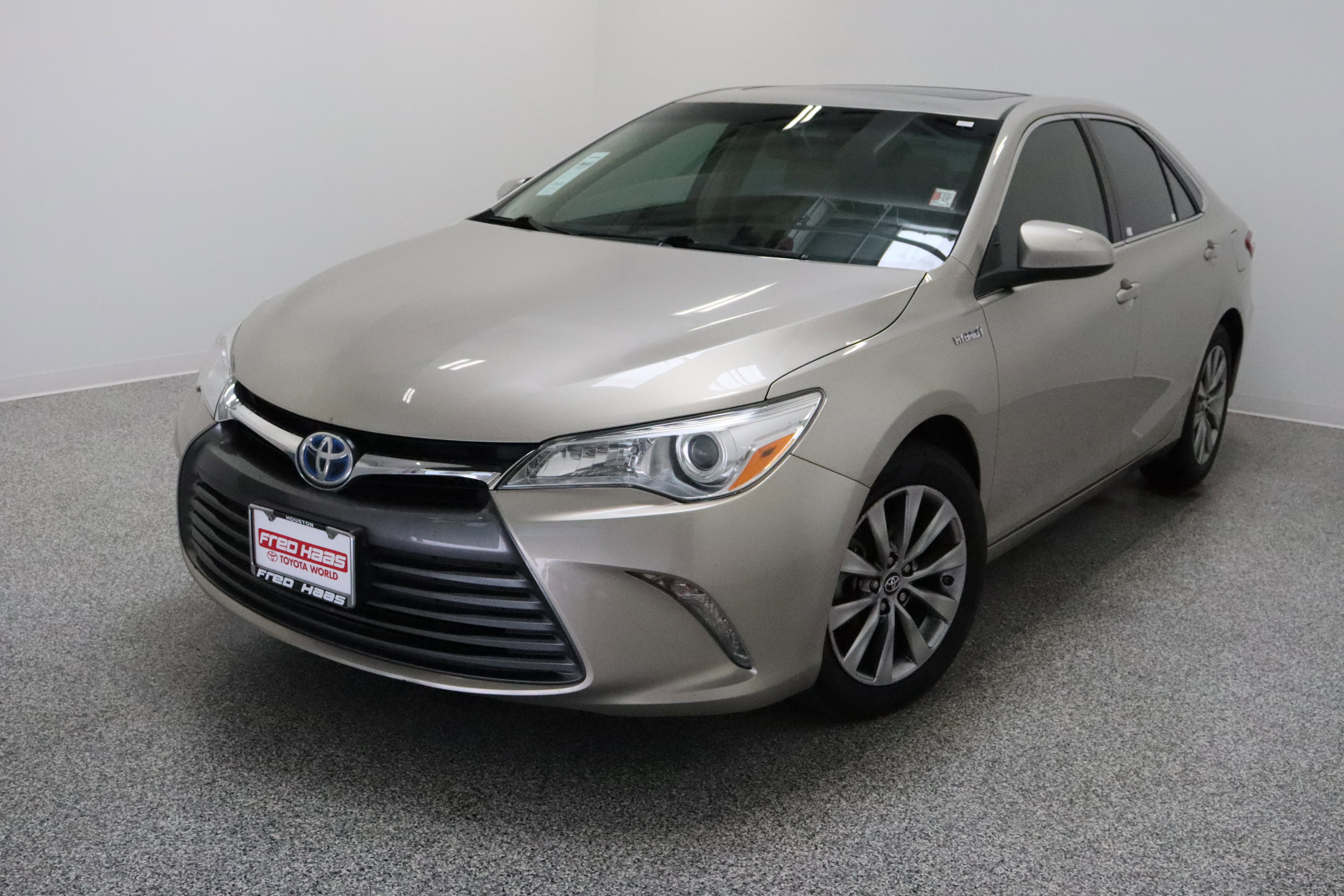Used 2017 Toyota Camry XLE w/ Moonroof Package FWD image 2