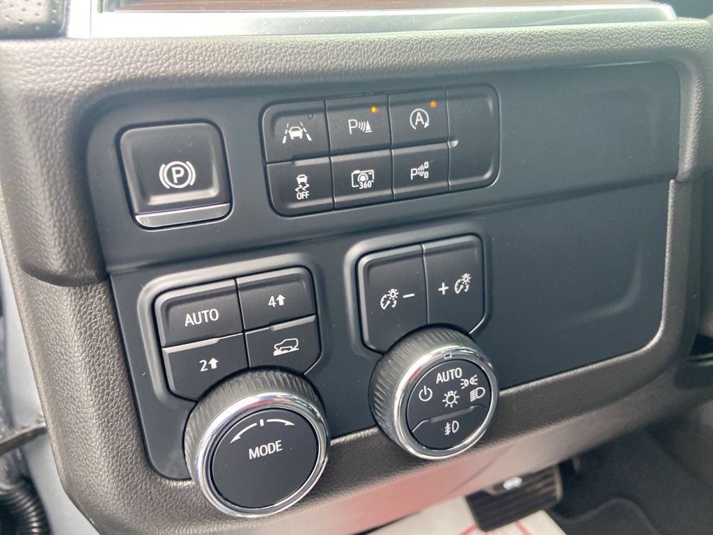 Used 2025 Chevrolet Suburban Premier AWD/4WD image 13
