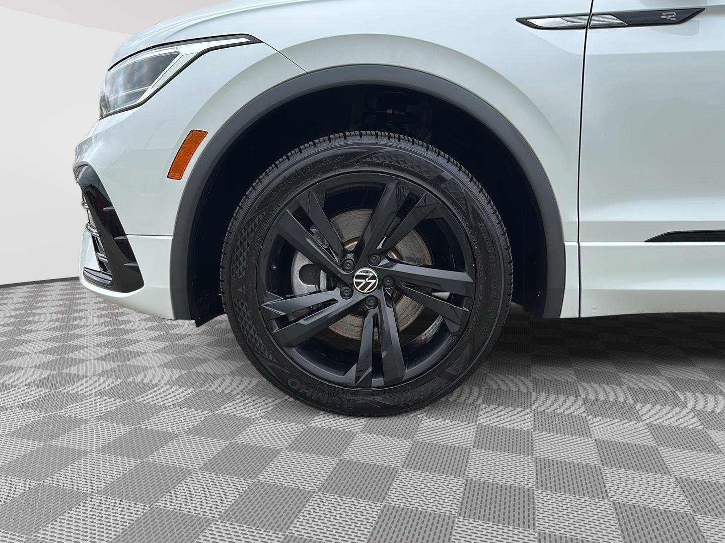 Certified 2023 Volkswagen Tiguan SE R-Line AWD/4WD image 8