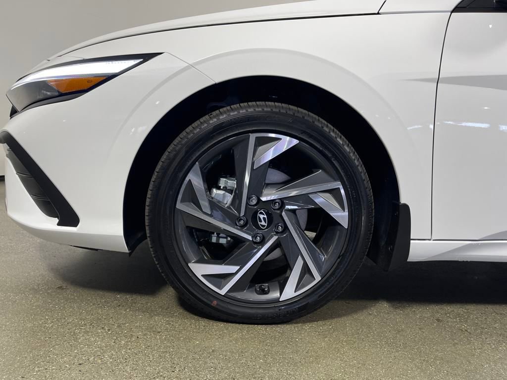 New 2025 Hyundai Elantra SEL image 11