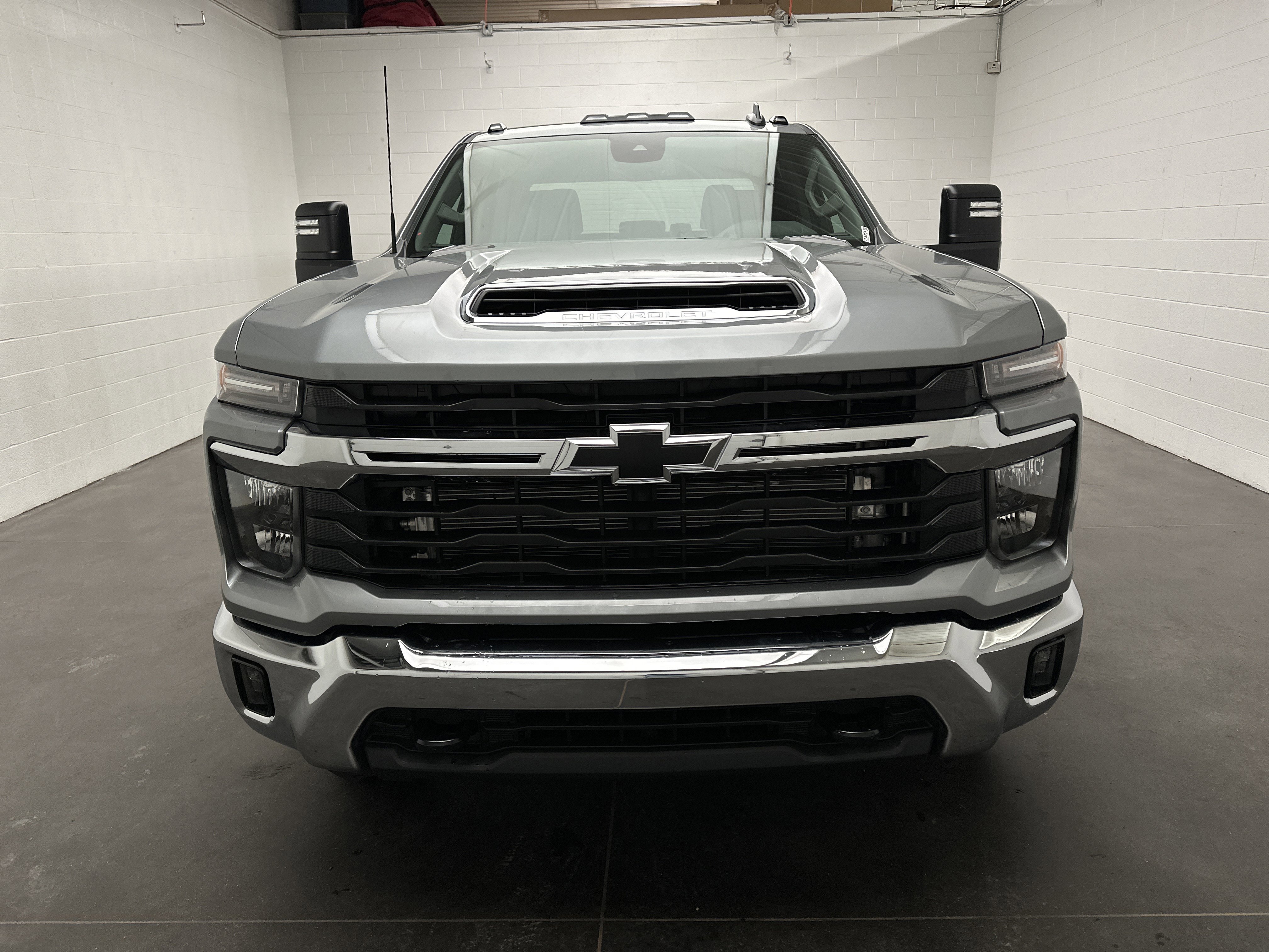Used 2024 Chevrolet Silverado 2500 LT w/ Convenience Package image 3