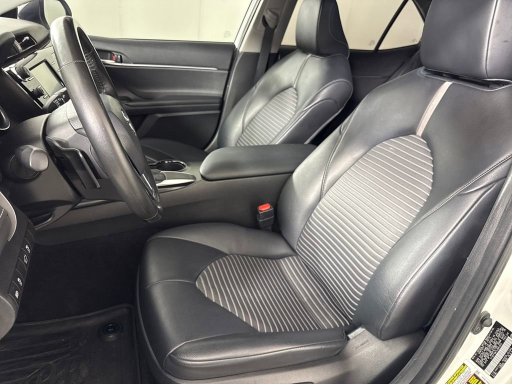 Used 2020 Toyota Camry SE w/ Carpet Mat Package image 11