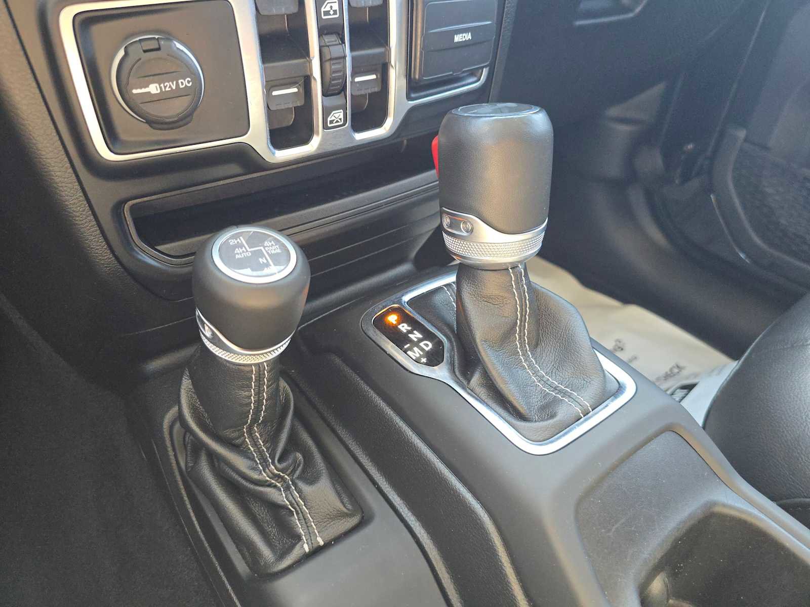 Used 2022 Jeep Wrangler Unlimited Sahara AWD/4WD image 36