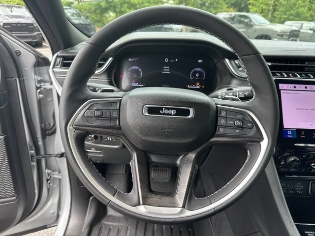 Used 2025 Jeep Grand Cherokee Limited AWD/4WD image 28