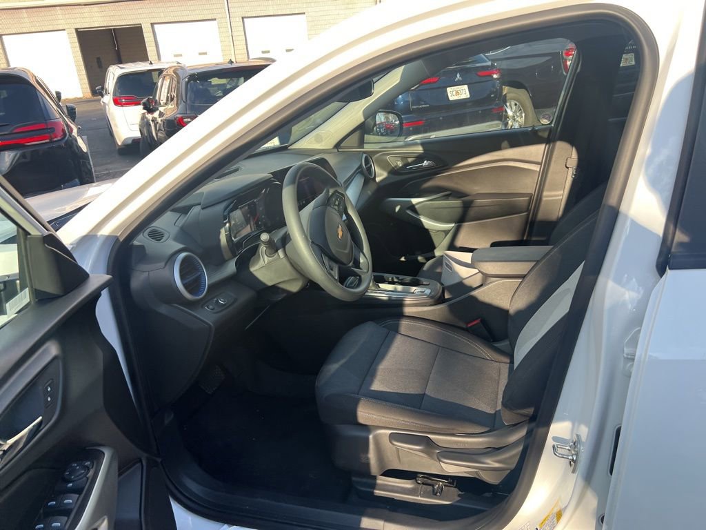 Used 2025 Chevrolet Trax LS image 7