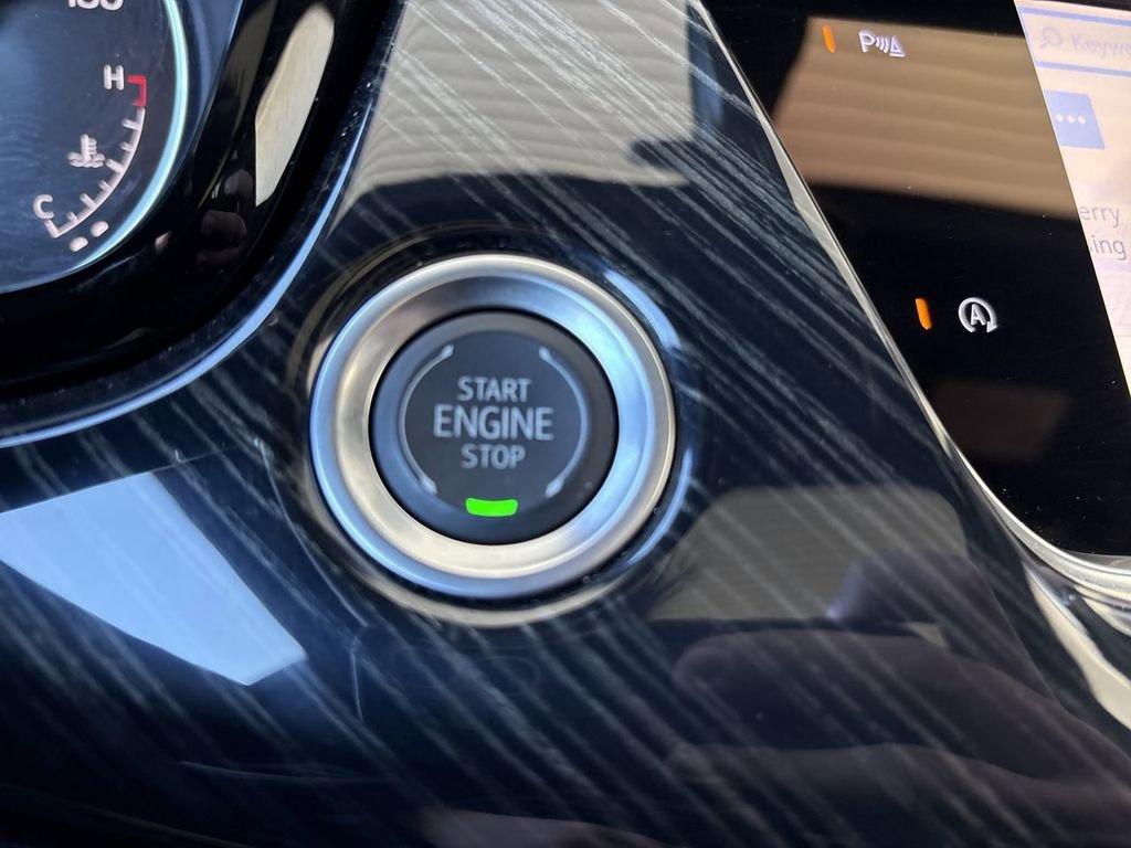 Certified 2025 Cadillac XT6 Premium Luxury AWD/4WD image 17