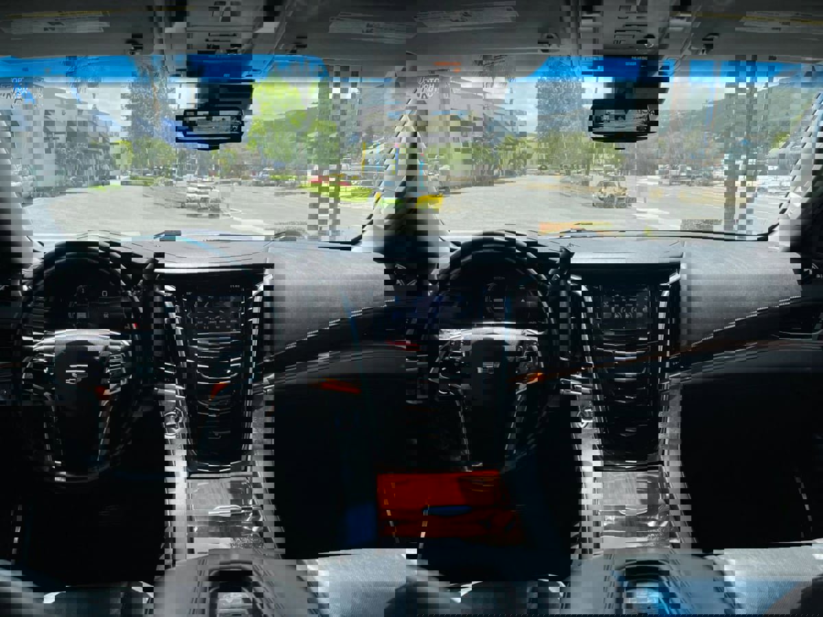 Used 2017 Cadillac Escalade ESV Luxury AWD/4WD image 14