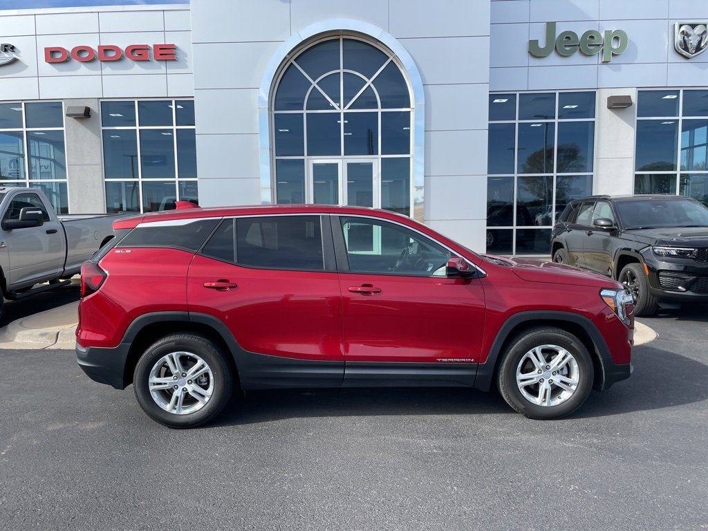 Used 2024 GMC Terrain SLE image 1