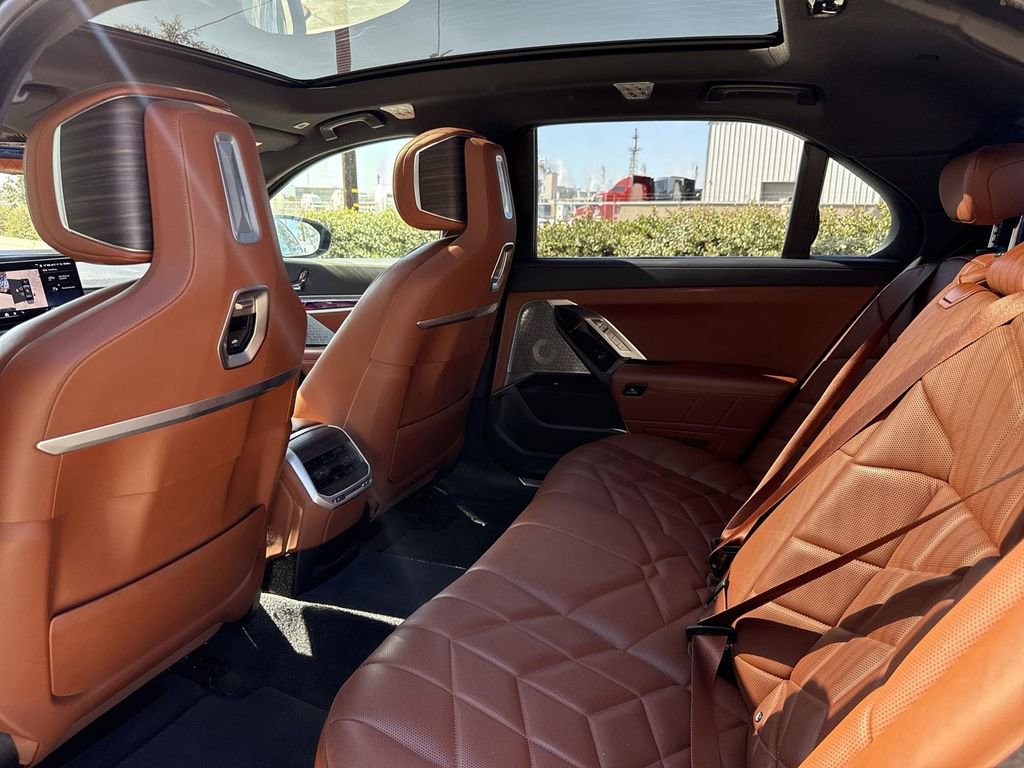 Used 2023 BMW 740i w/ Parking Assistance Package image 25