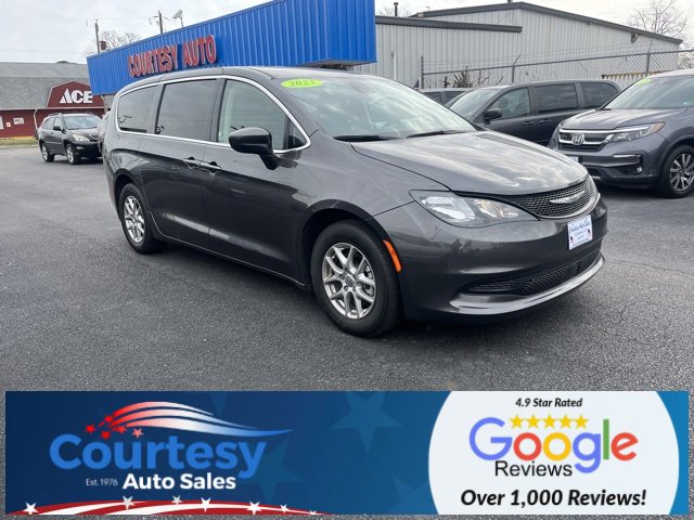 Used 2023 Chrysler Voyager LX image 1
