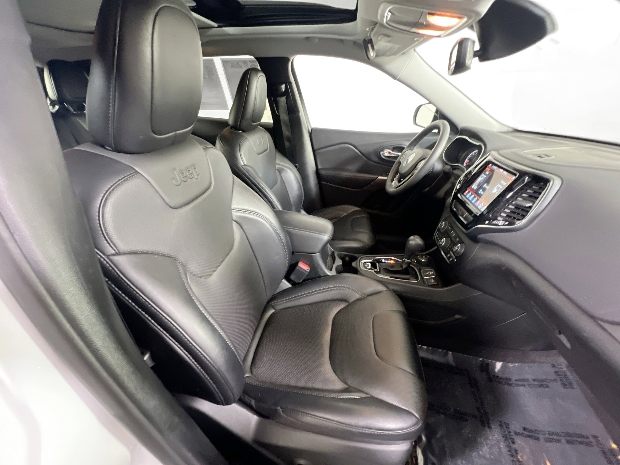 Used 2022 Jeep Cherokee Limited image 27