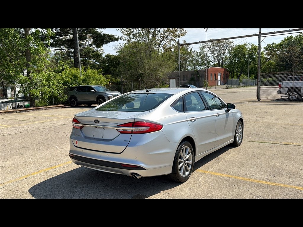 Used 2017 Ford Fusion SE w/ Fusion SE Technology Package FWD image 5