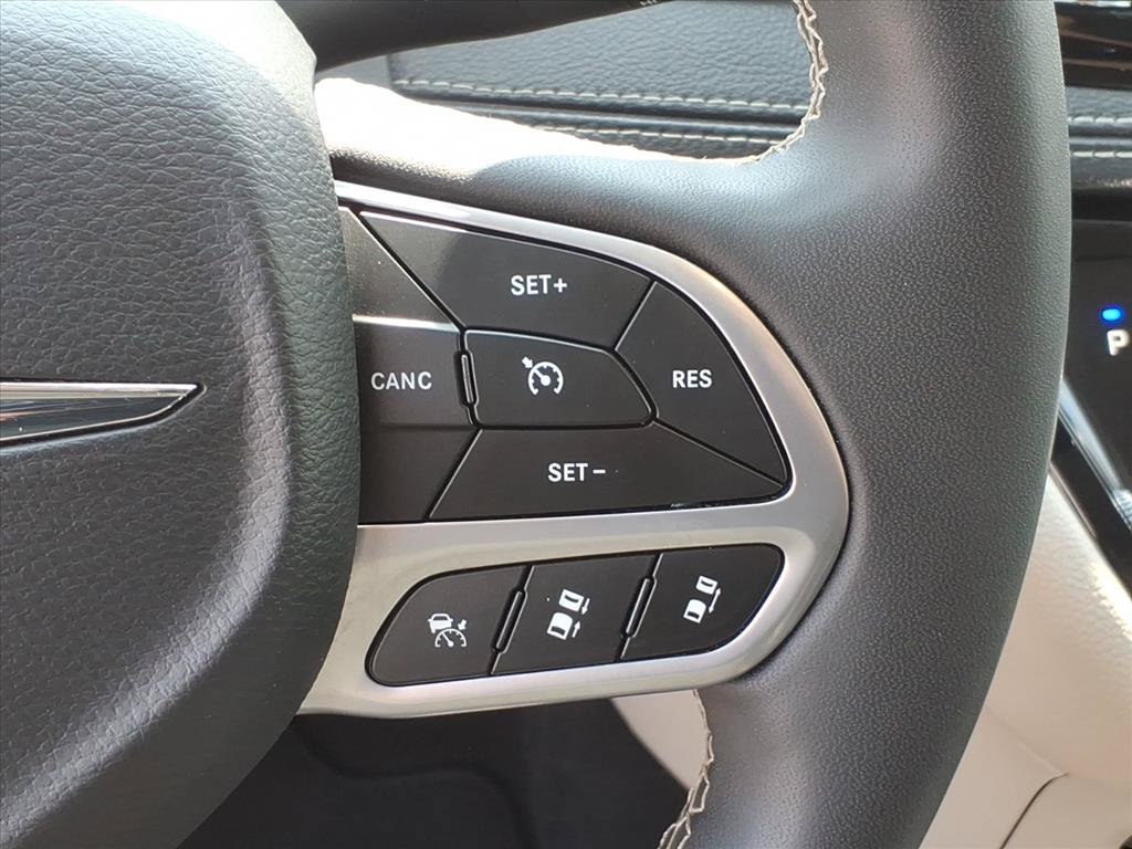 Used 2024 Chrysler Pacifica Limited FWD image 25
