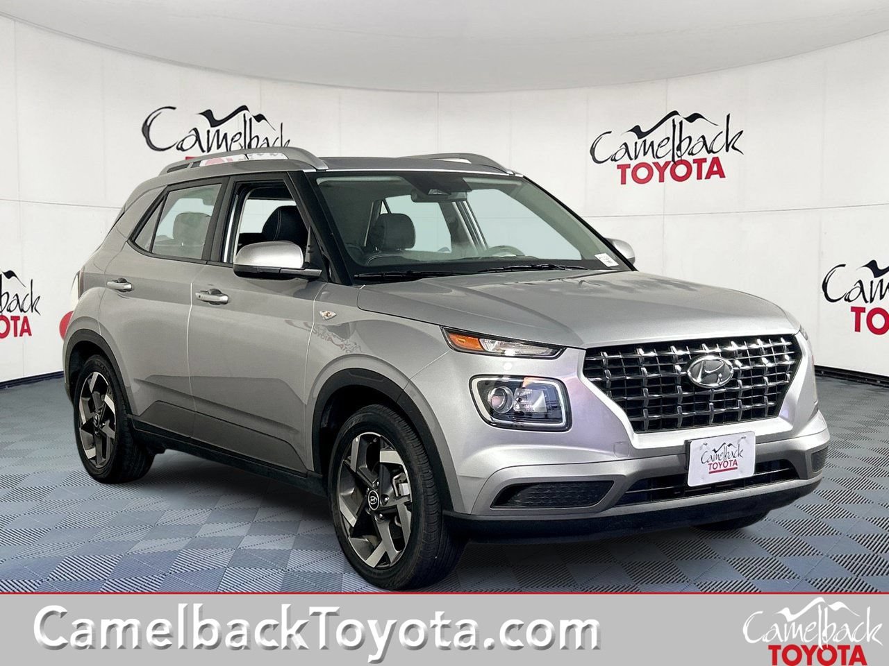 Used 2025 Hyundai Venue SEL FWD image 1
