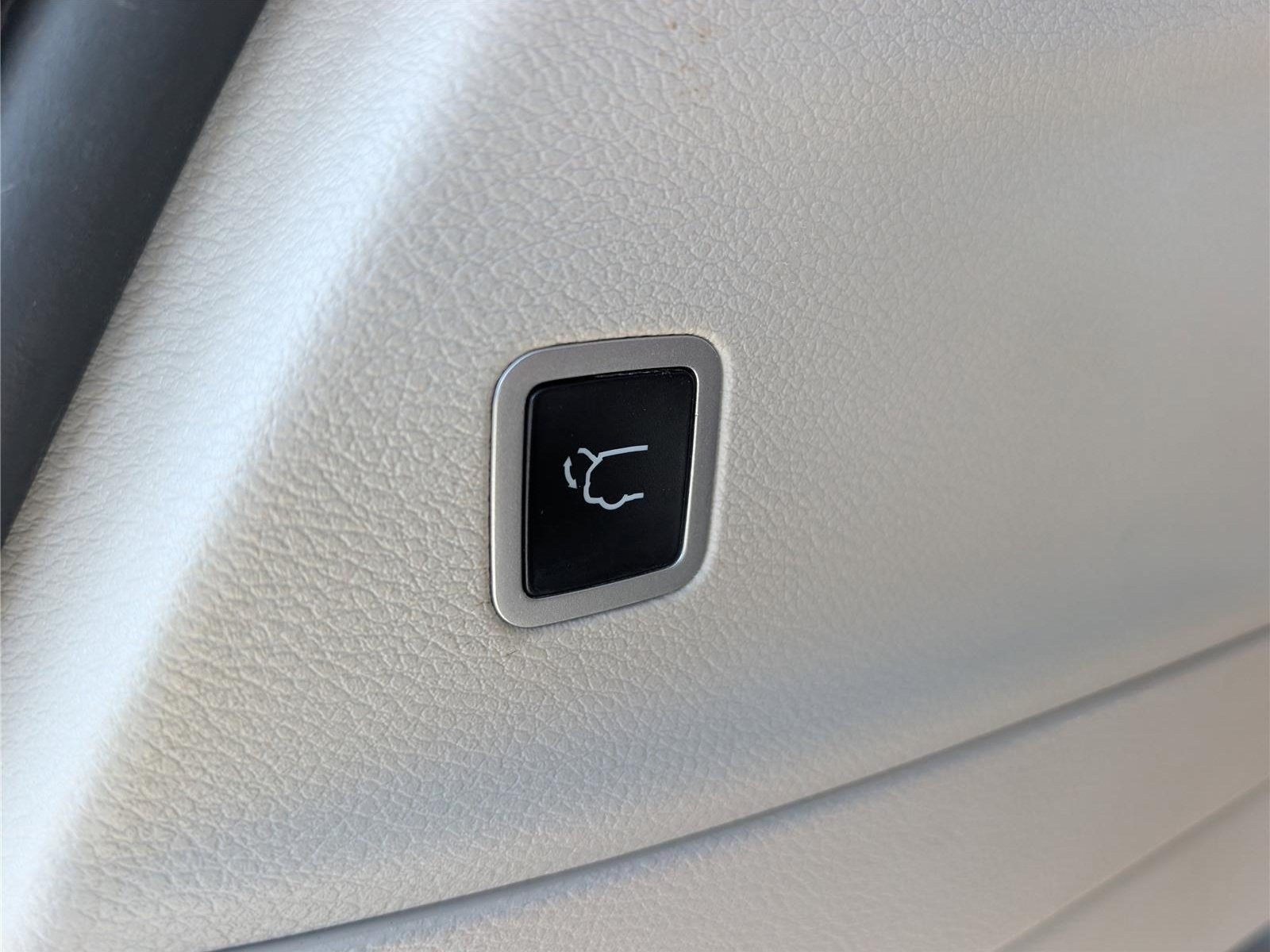 Used 2023 Chrysler Voyager LX FWD image 14