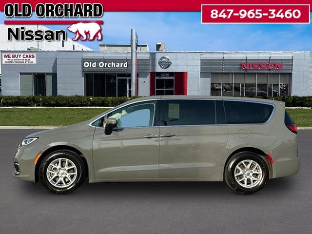Used 2023 Chrysler Pacifica Touring-L FWD image 6