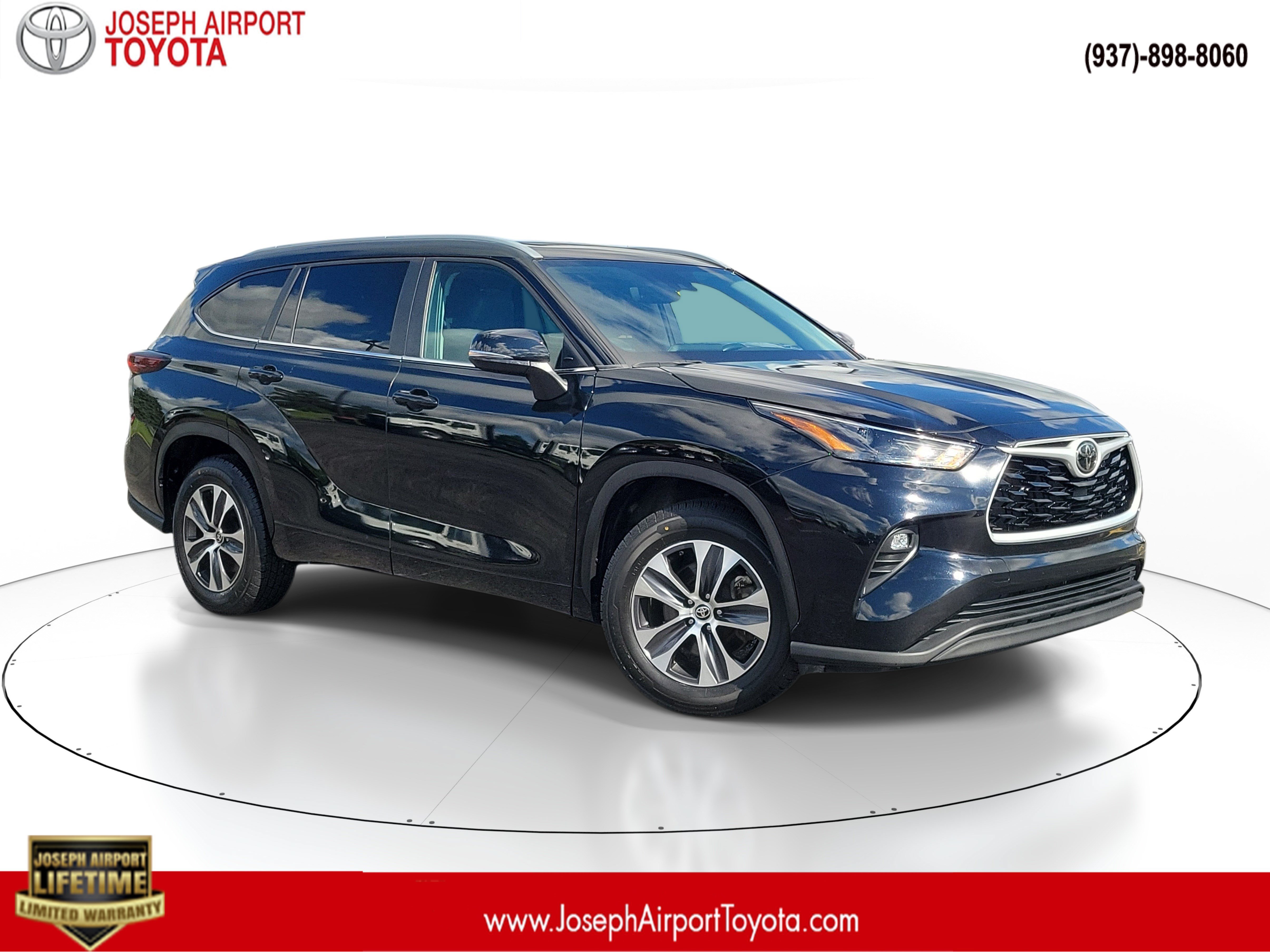 Used 2024 Toyota Highlander XLE FWD image 1