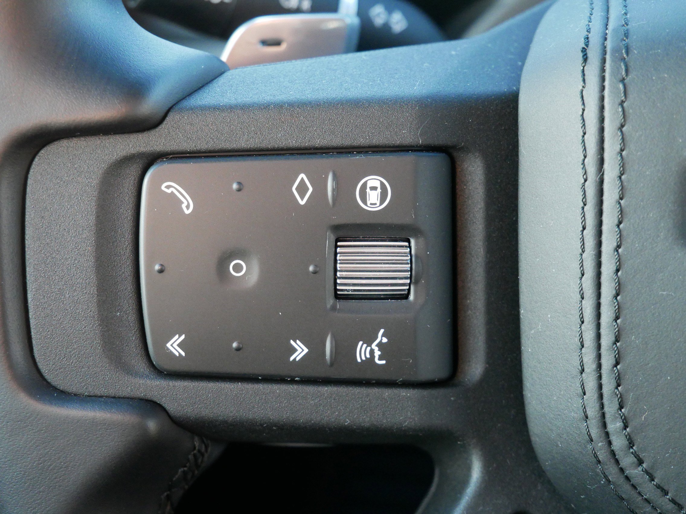 Certified 2025 Land Rover Defender 110 V8 image 22