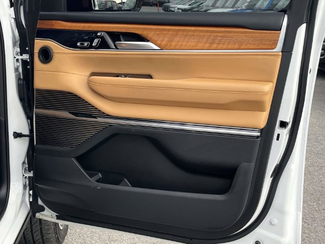 Used 2023 Jeep Grand Wagoneer Series III AWD/4WD image 29