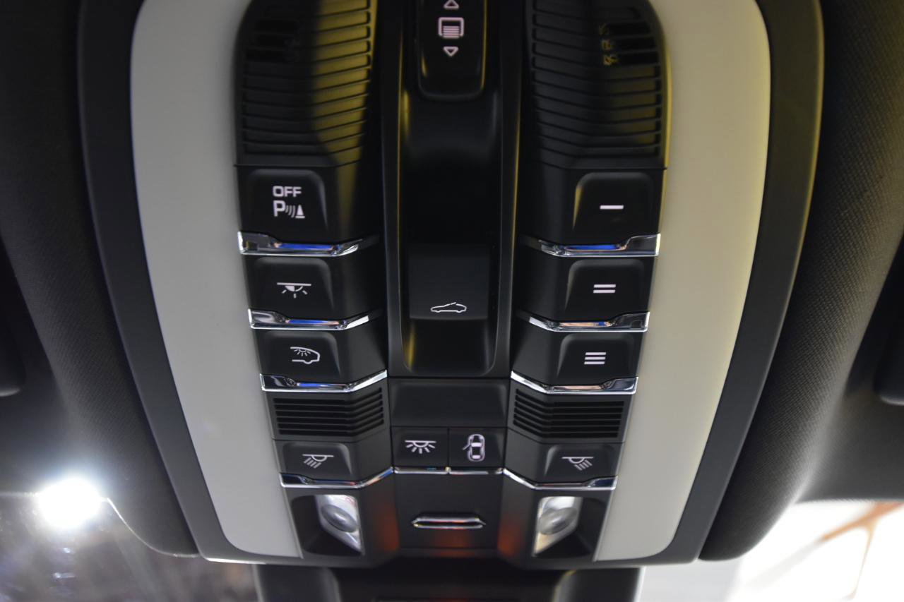 Used 2018 Porsche Macan AWD/4WD image 42