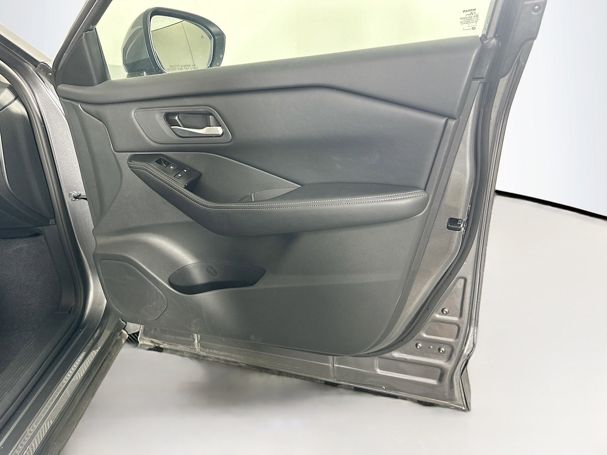 Used 2025 Nissan Rogue SV image 31