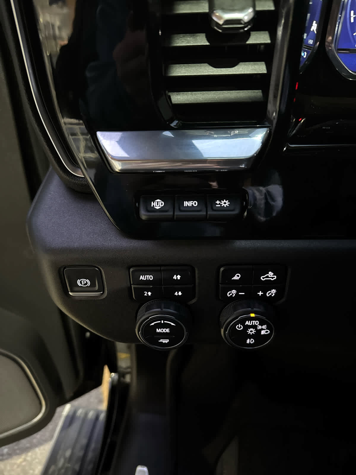 Certified 2023 Chevrolet Silverado 1500 High Country w/ Technology Package image 30