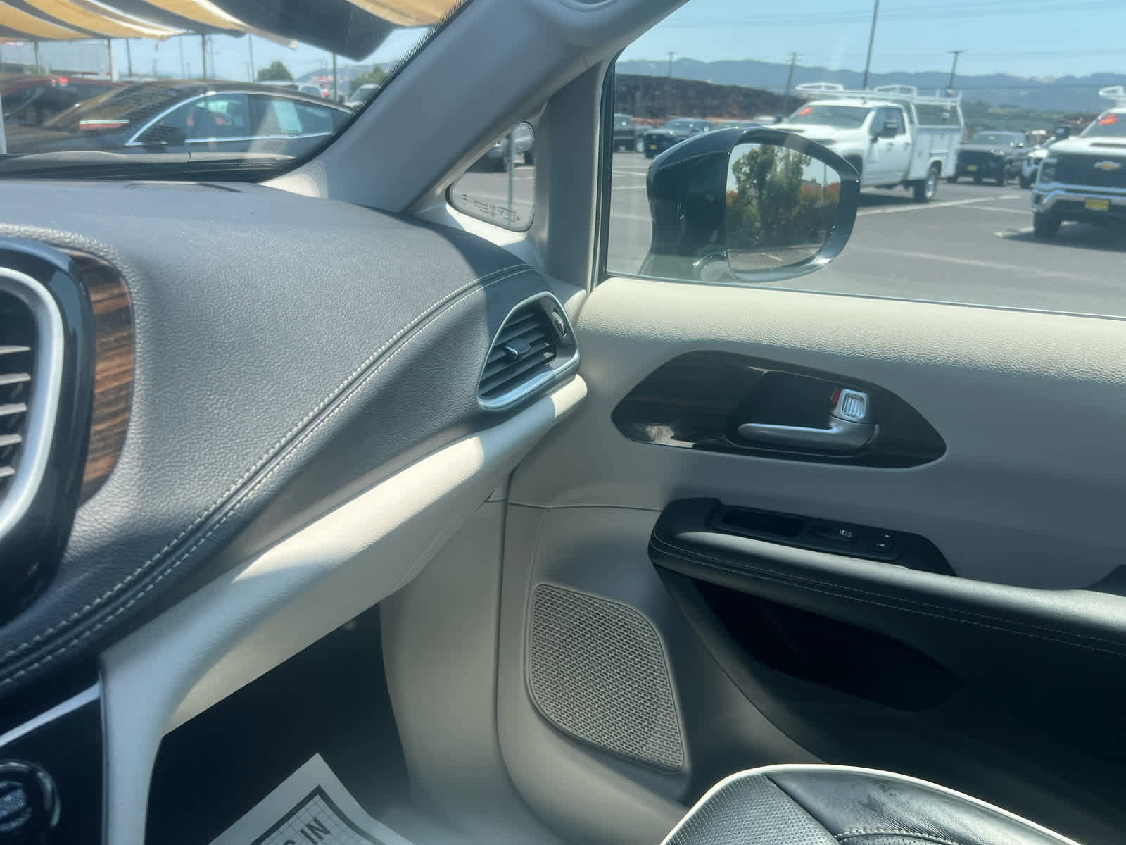 Used 2024 Chrysler Pacifica Limited image 25