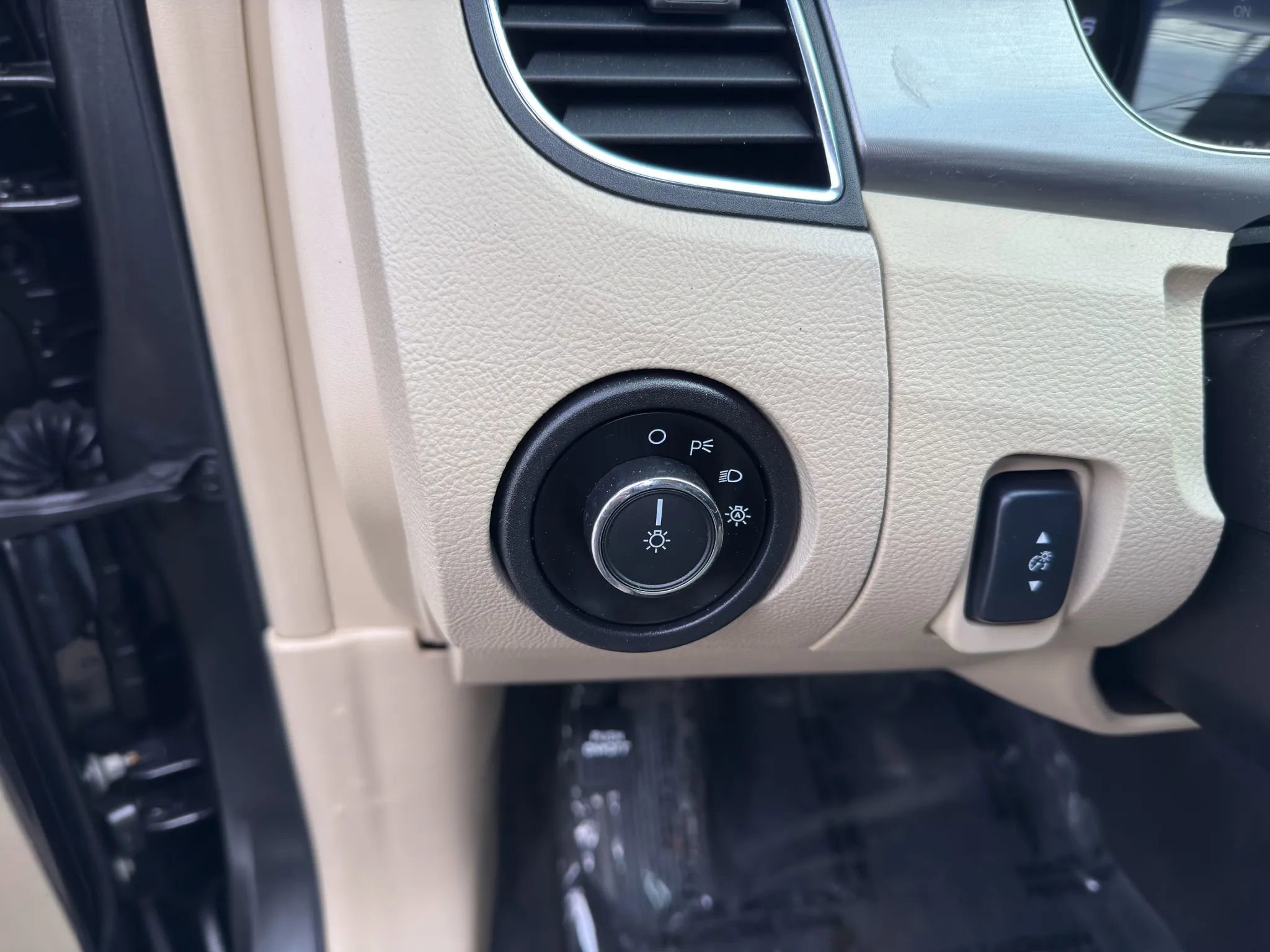 Used 2018 Ford Taurus SEL image 24