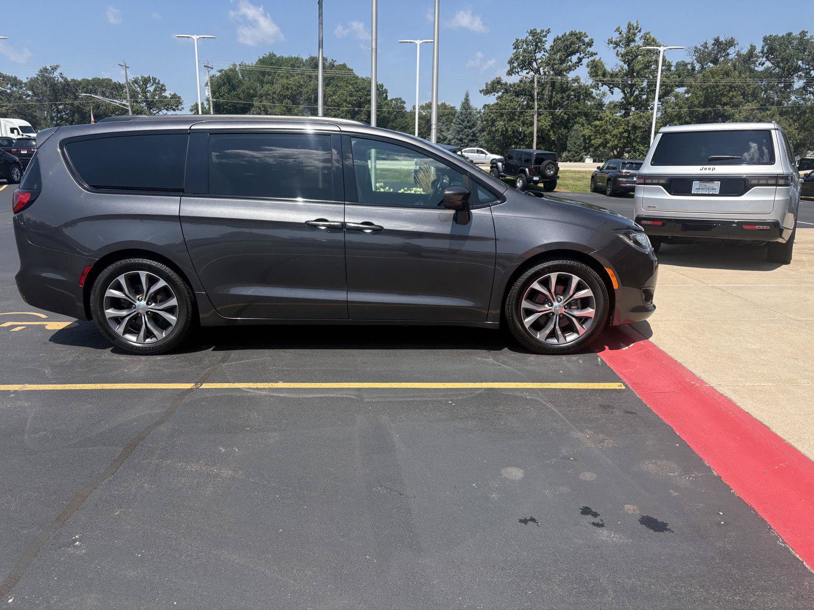 Used 2018 Chrysler Pacifica Touring-L Plus w/ S Appearance Package FWD image 4