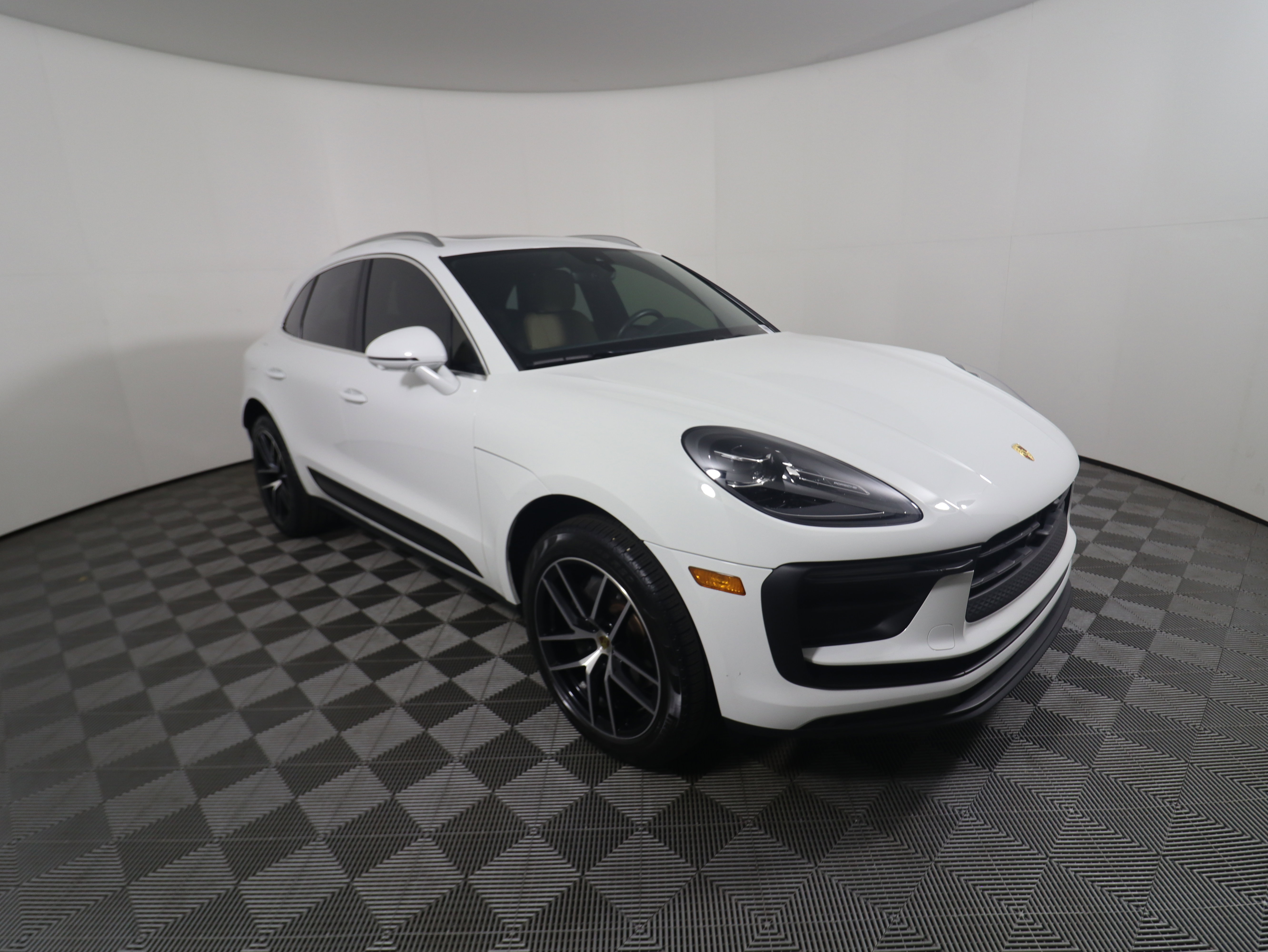 Used 2023 Porsche Macan image 7