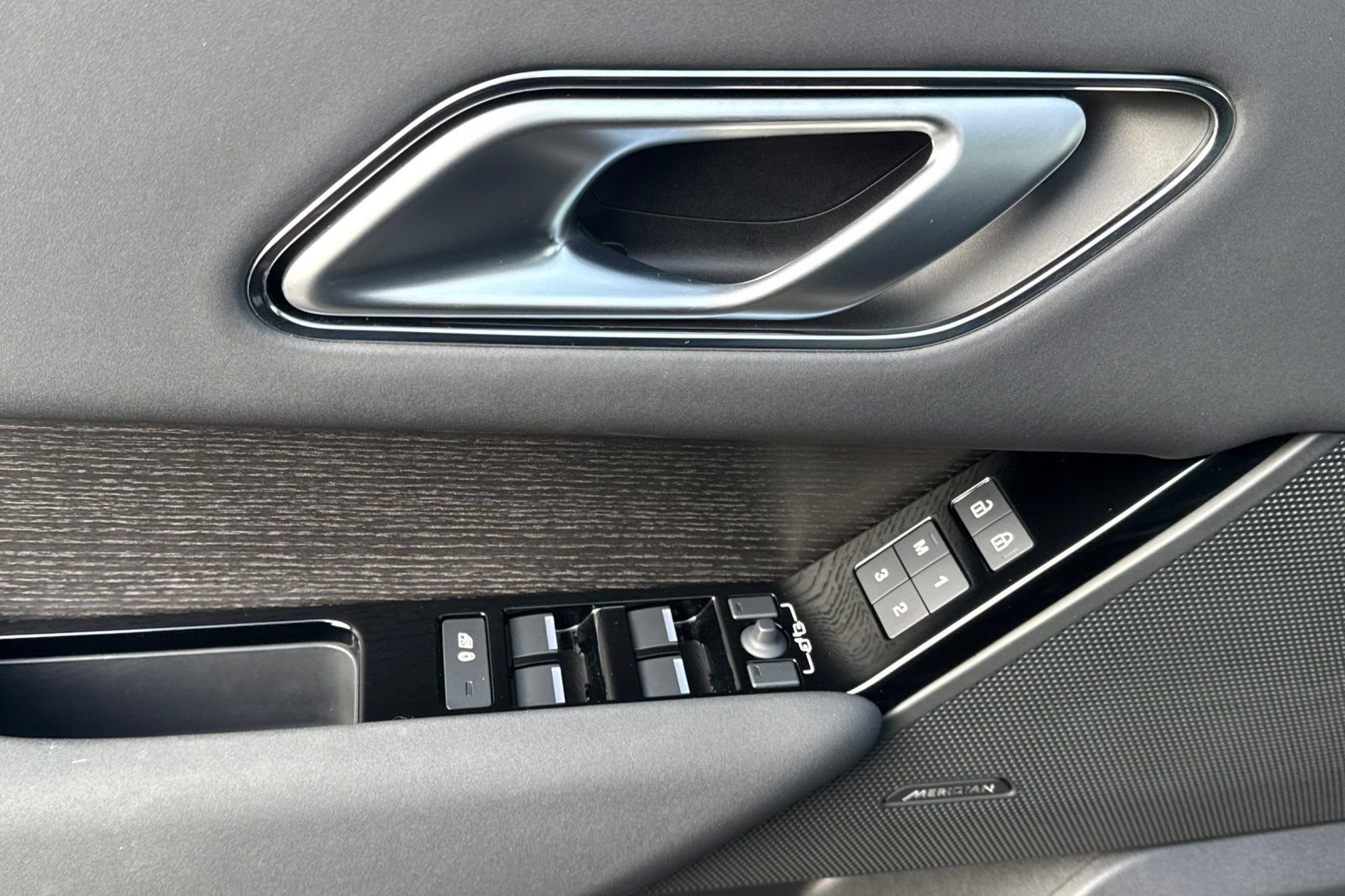 Used 2025 Land Rover Range Rover Velar Dynamic SE image 10