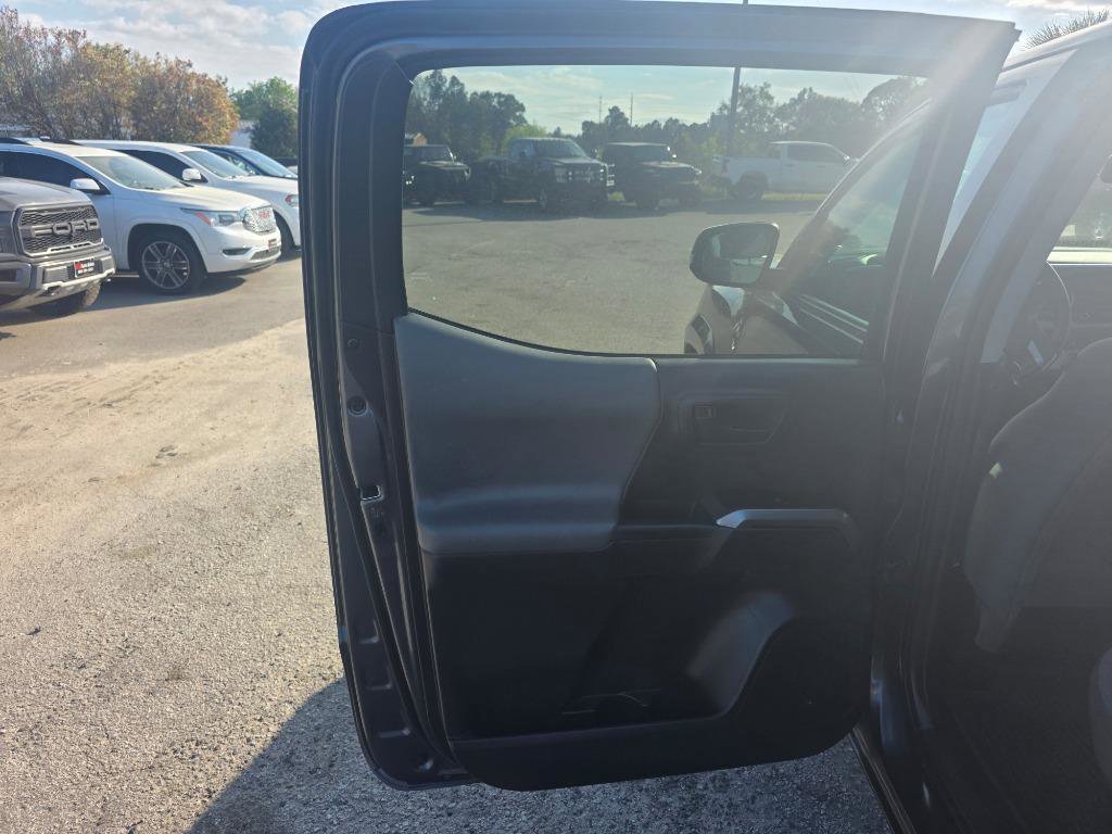Used 2022 Toyota Tacoma SR5 w/ Technology Package RWD image 8