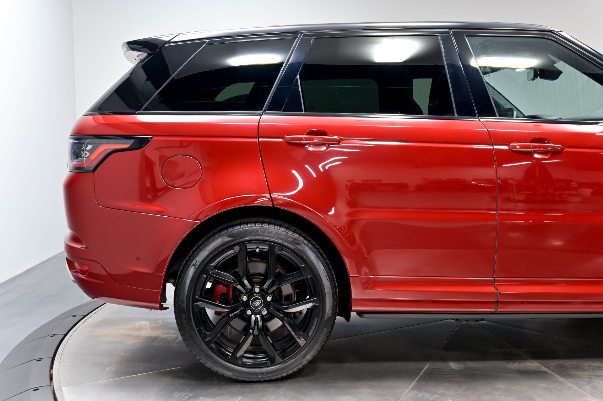 Used 2022 Land Rover Range Rover Sport SVR Carbon Edition AWD/4WD image 19