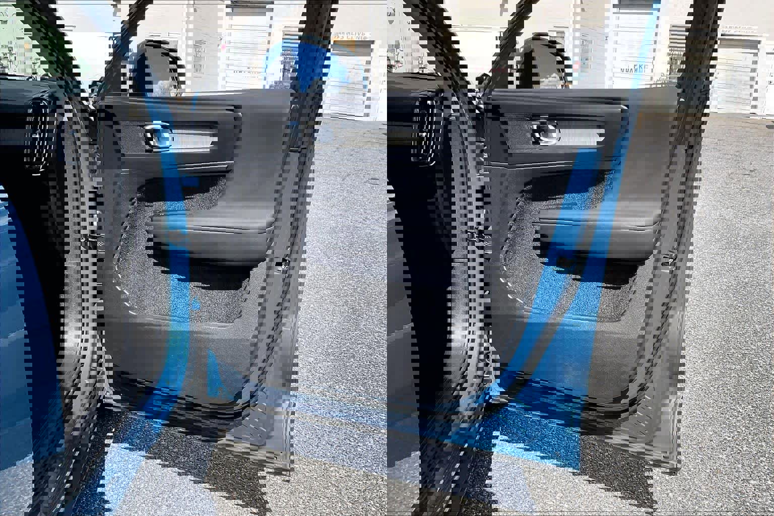 Used 2023 Volvo XC40 B5 Core w/ Convenience Package image 23