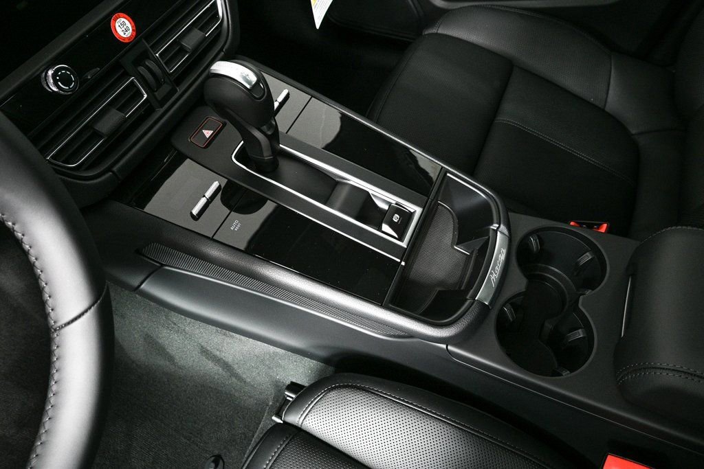 Certified 2026 Porsche Macan AWD/4WD image 18