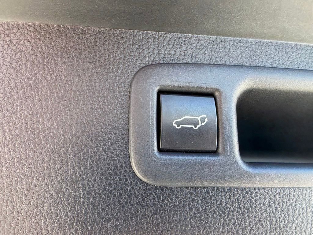 Used 2020 Toyota Highlander LE image 8