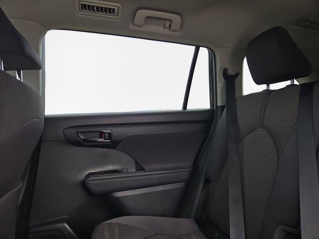 Used 2023 Toyota Highlander LE image 23