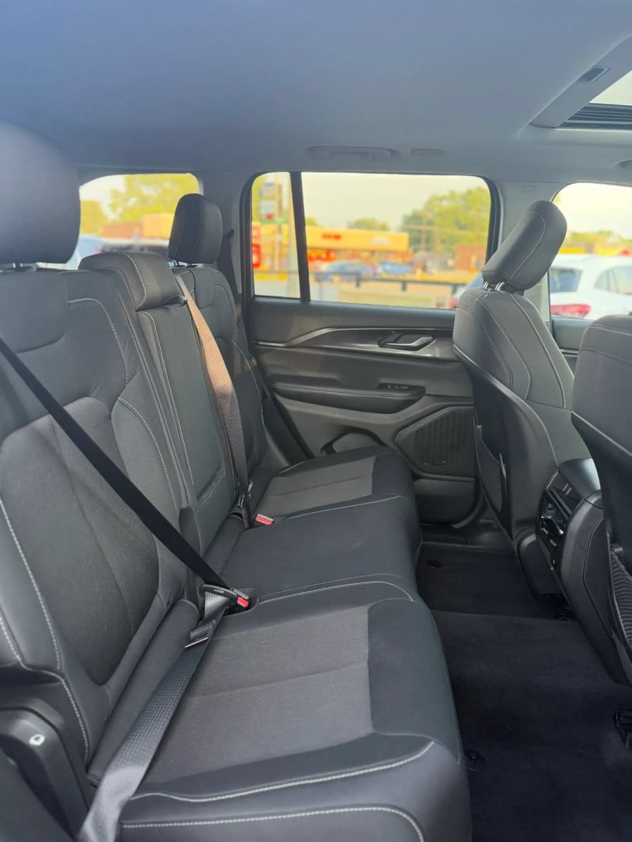 Used 2023 Jeep Grand Cherokee Laredo AWD/4WD image 19
