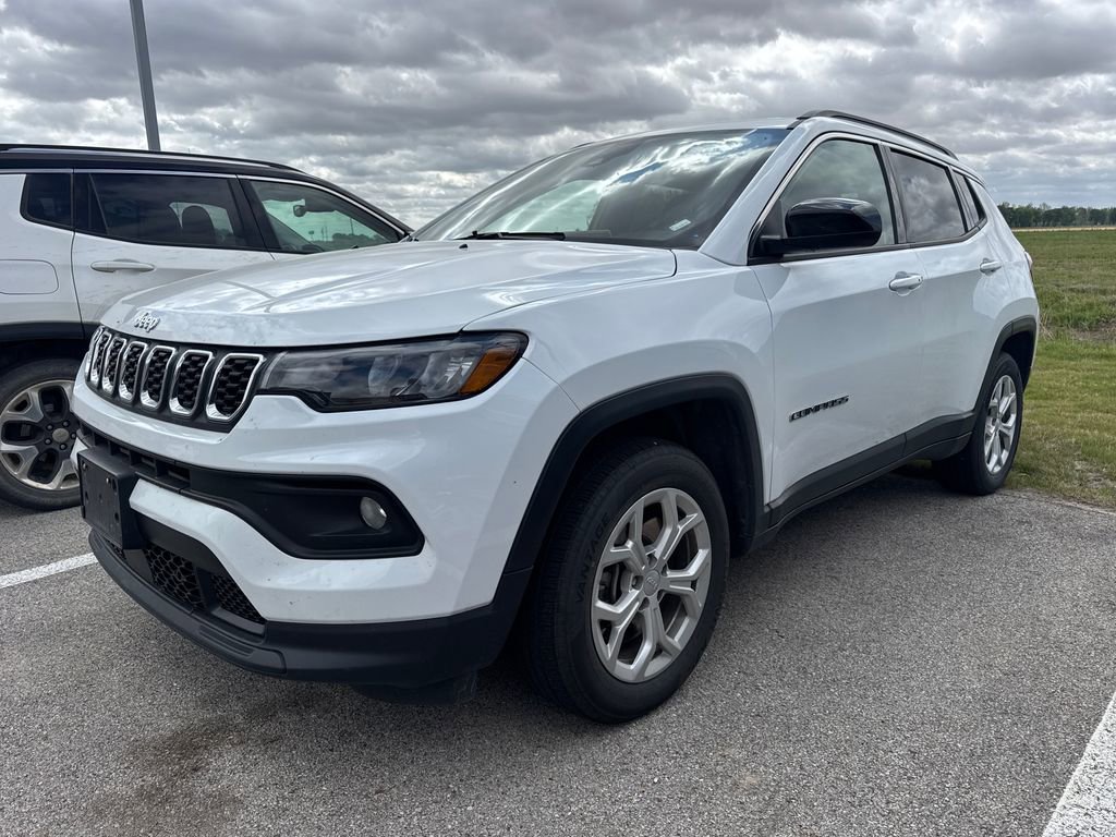 Used 2024 Jeep Compass Latitude AWD/4WD image 2