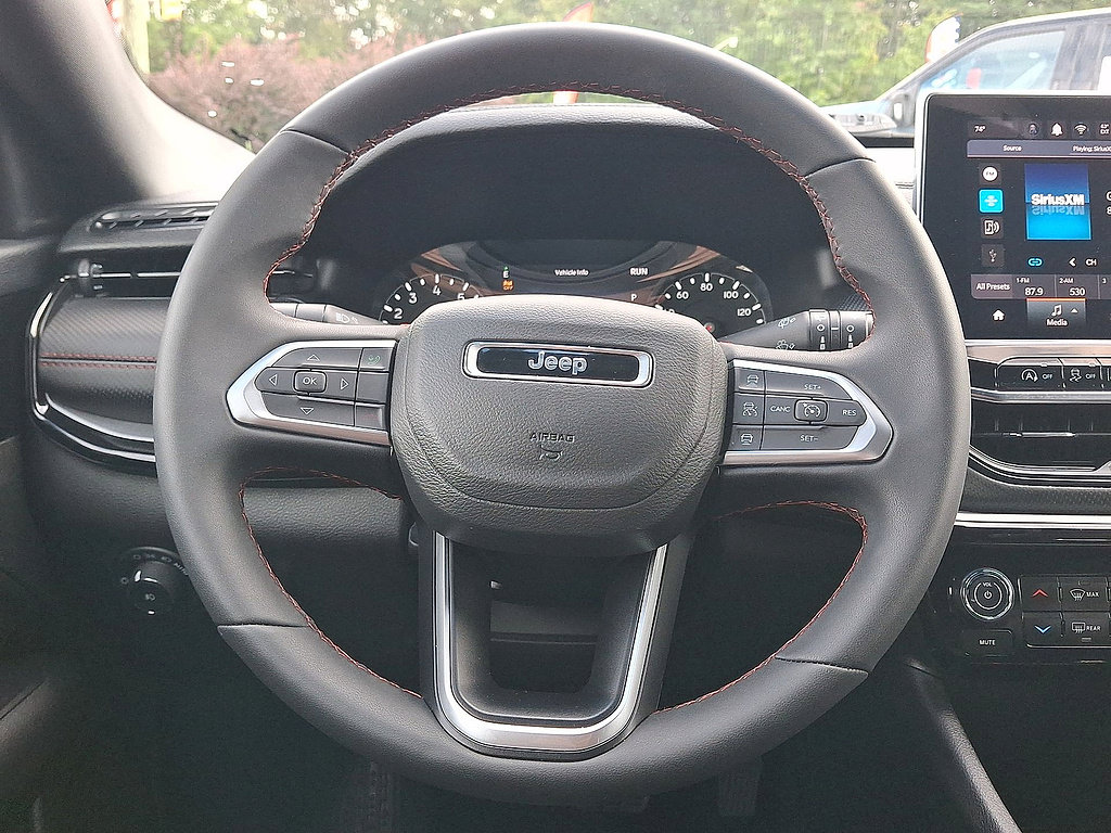 Used 2025 Jeep Compass Trailhawk AWD/4WD image 17