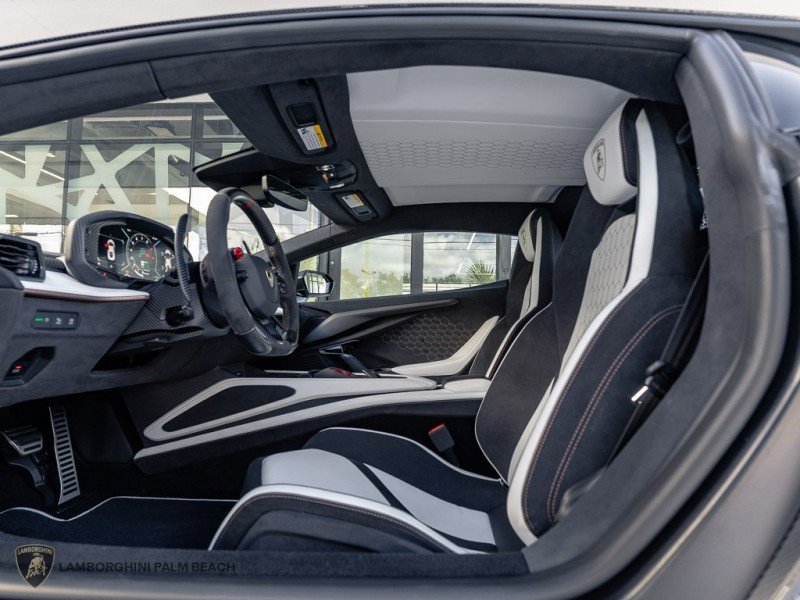 Used 2025 Lamborghini Revuelto image 22
