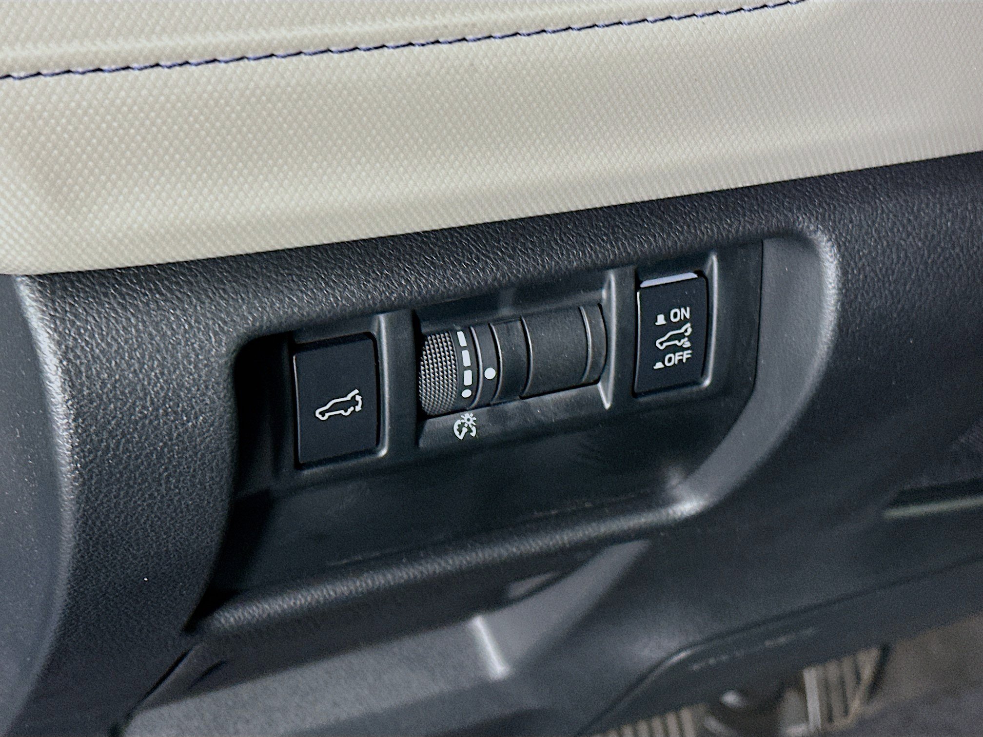 Used 2025 Subaru Forester Premium AWD/4WD image 17