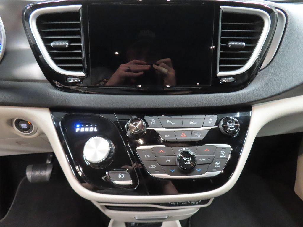 Used 2024 Chrysler Pacifica Touring-L FWD image 16