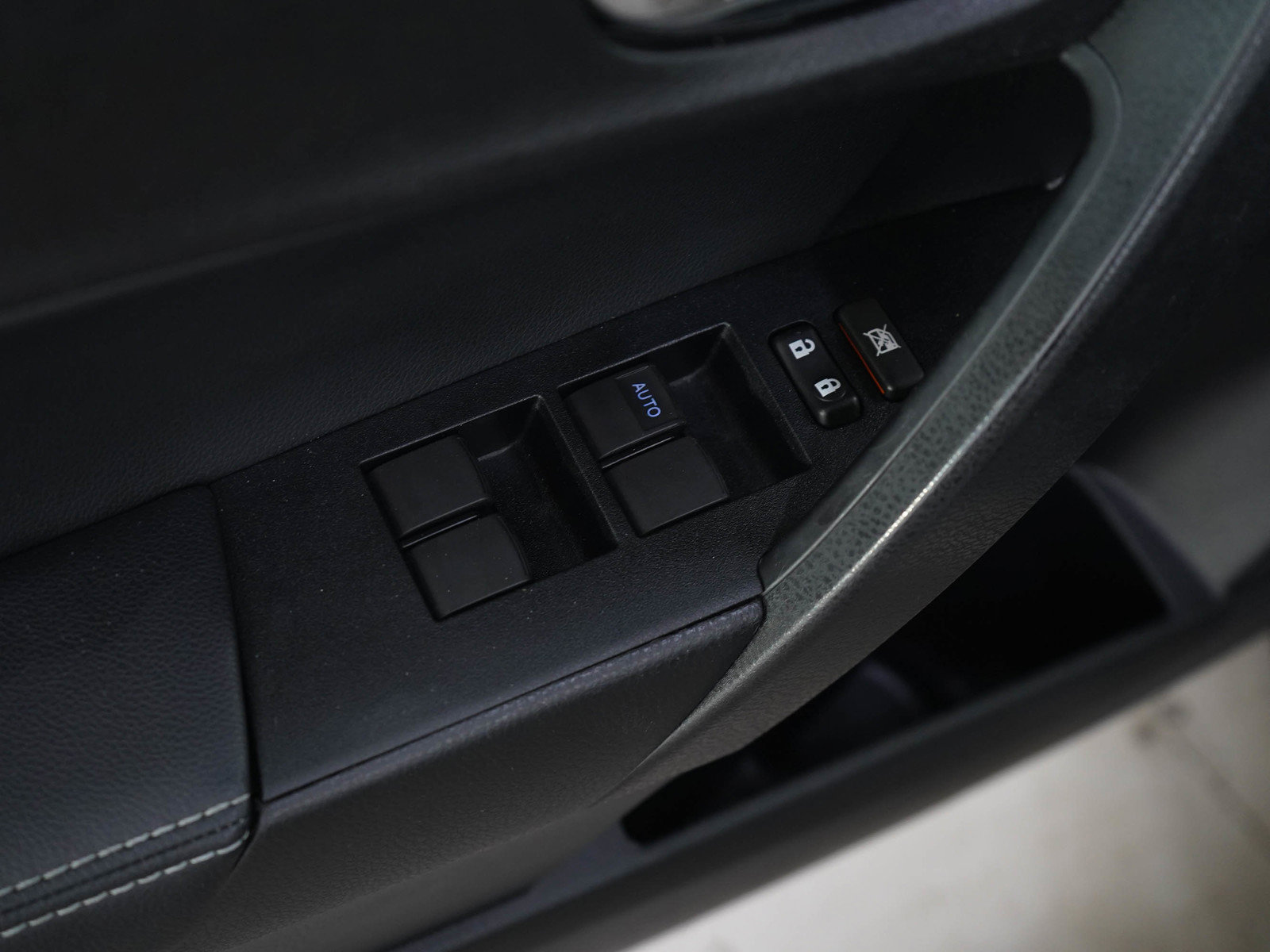 Used 2017 Toyota Corolla XSE FWD image 18