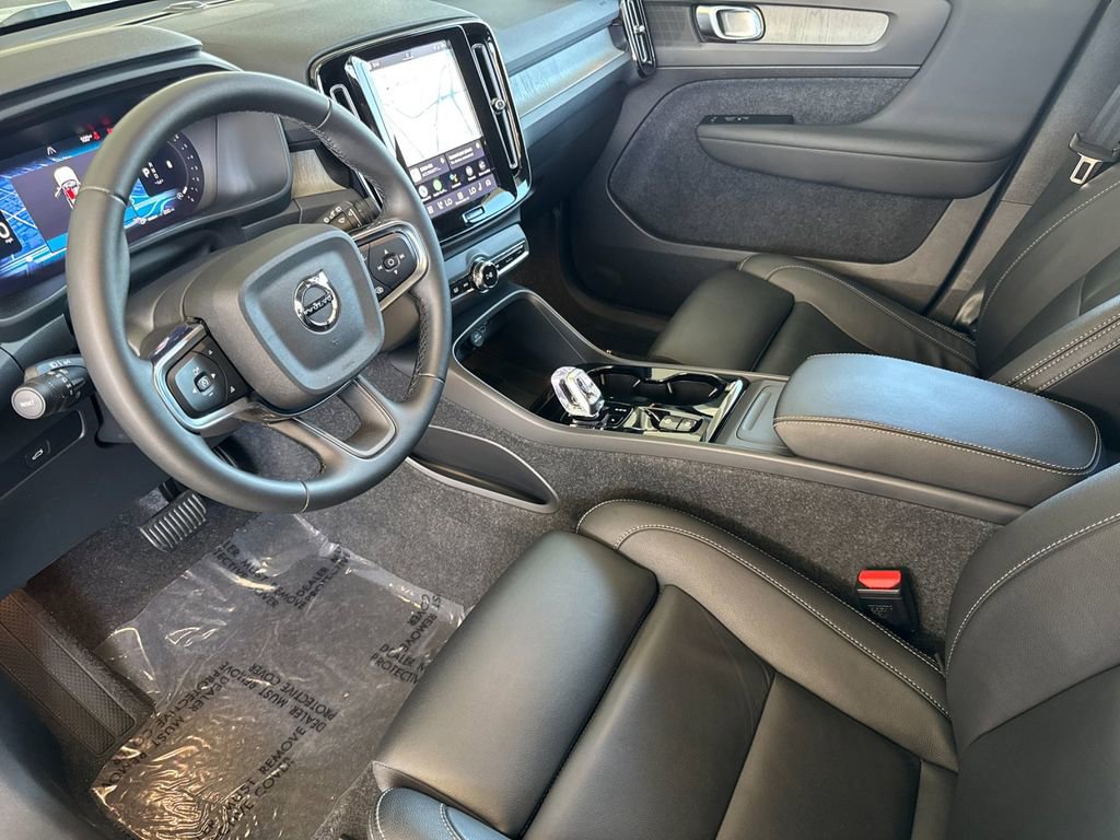 Certified 2025 Volvo XC40 B5 Plus image 9
