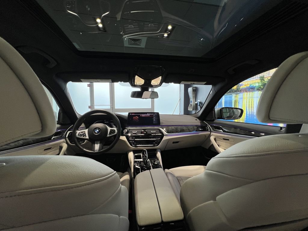 Used 2023 BMW M550i xDrive w/ Dynamic Handling Package image 31