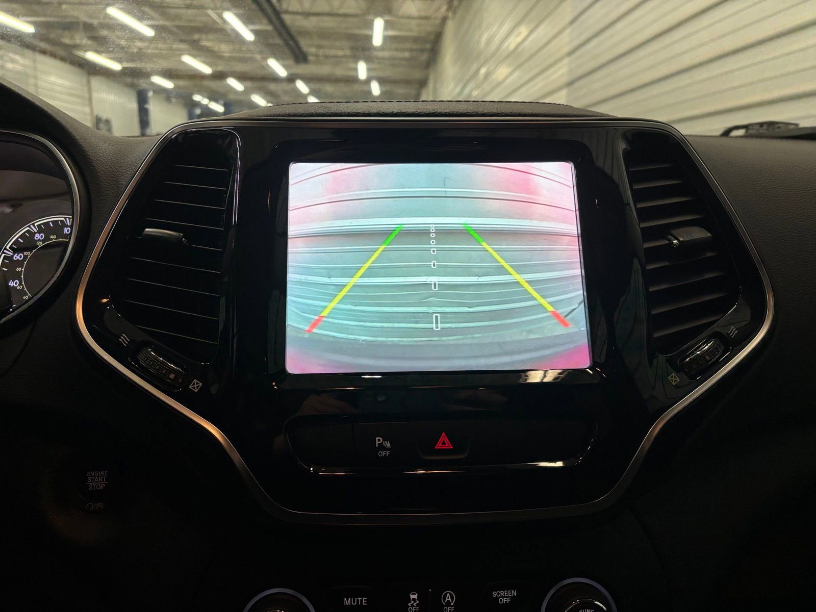 Used 2019 Jeep Cherokee Limited image 17