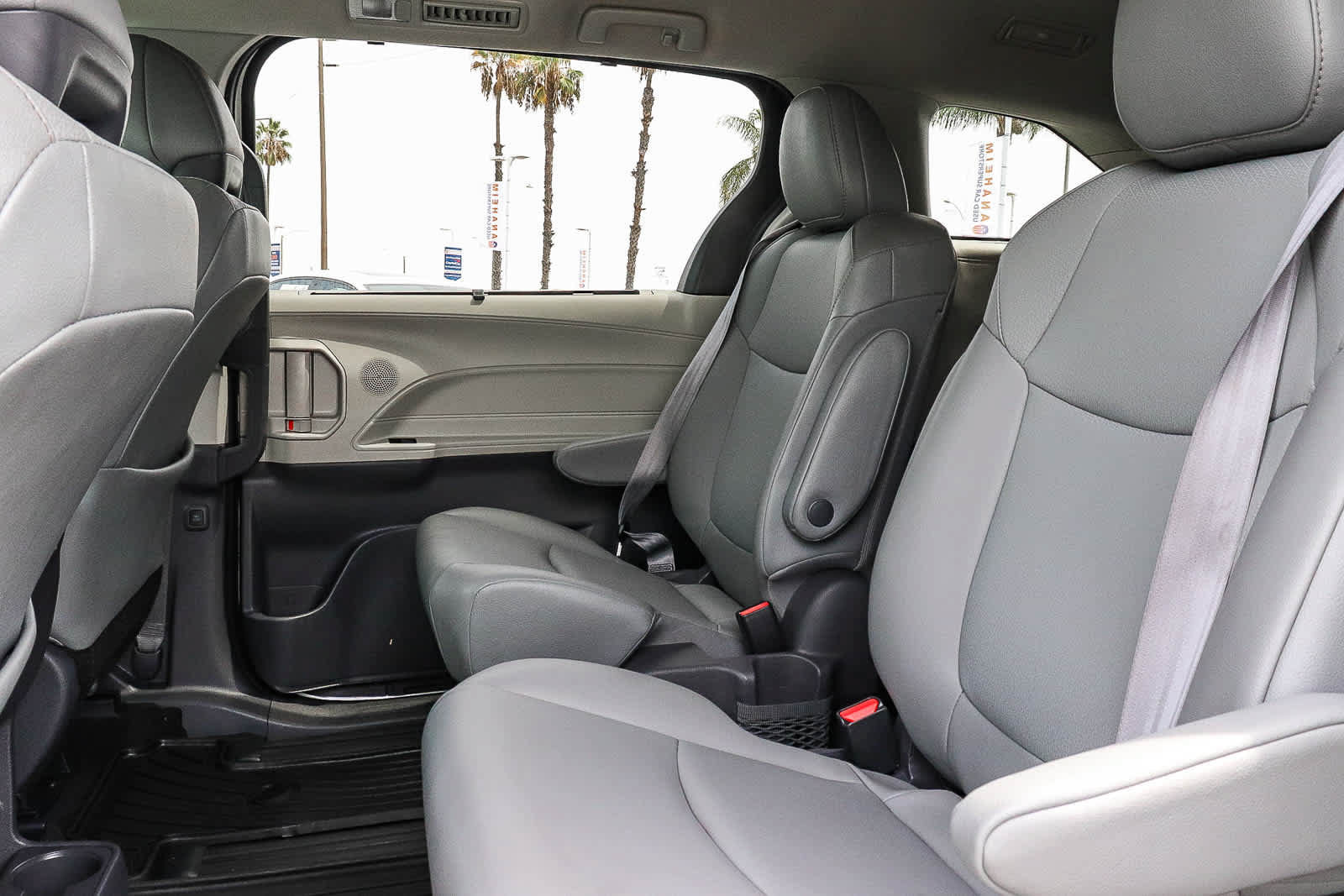 Used 2021 Toyota Sienna XLE w/ XLE Plus Package FWD image 28